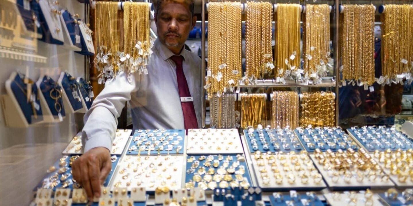 کاهش قیمت طلا در اولین روز معاملاتی هفته