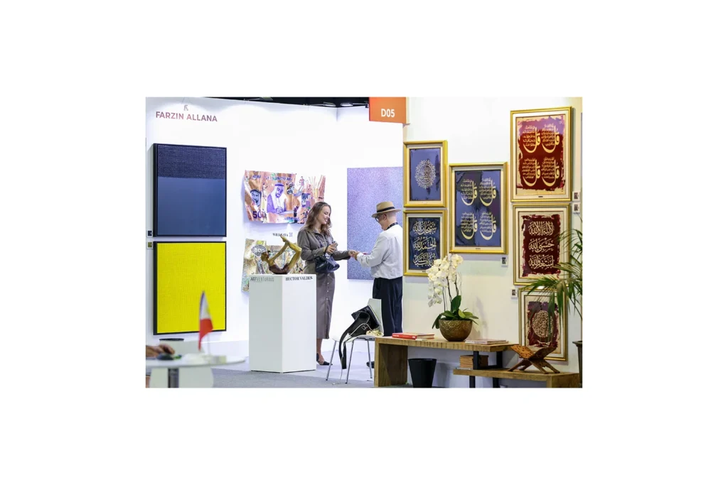 غرفه تابلوهای هنری در نمایشگاه ورلد آرت دبی